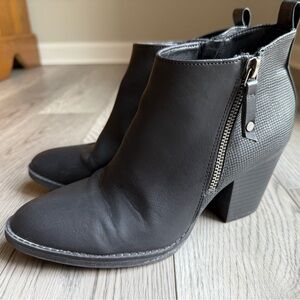 Women’s Black Boots Size 7.5 Universal Thread